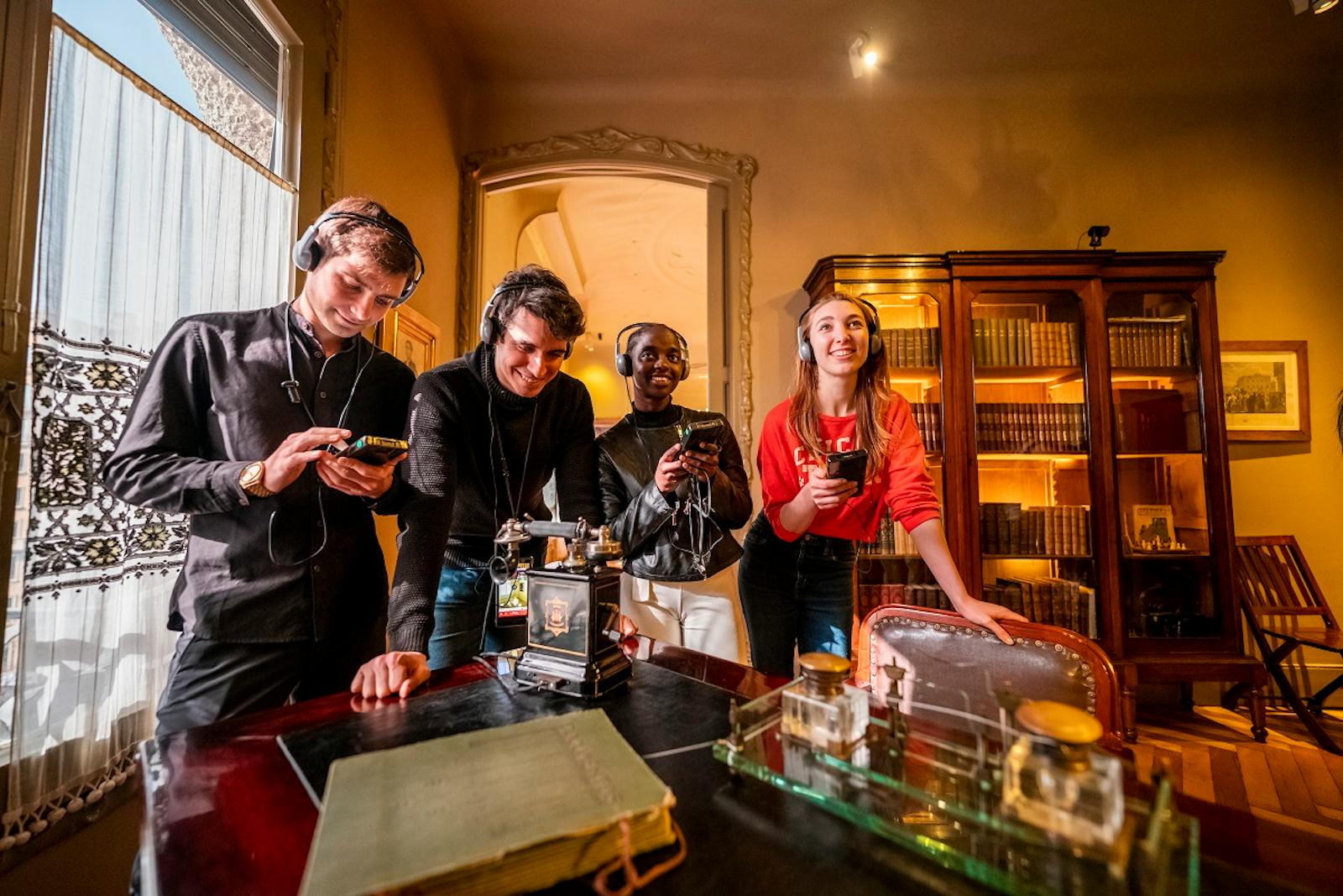 Bezoekers die een audiorondleiding luisteren in de Casa Milà - La Pedrera