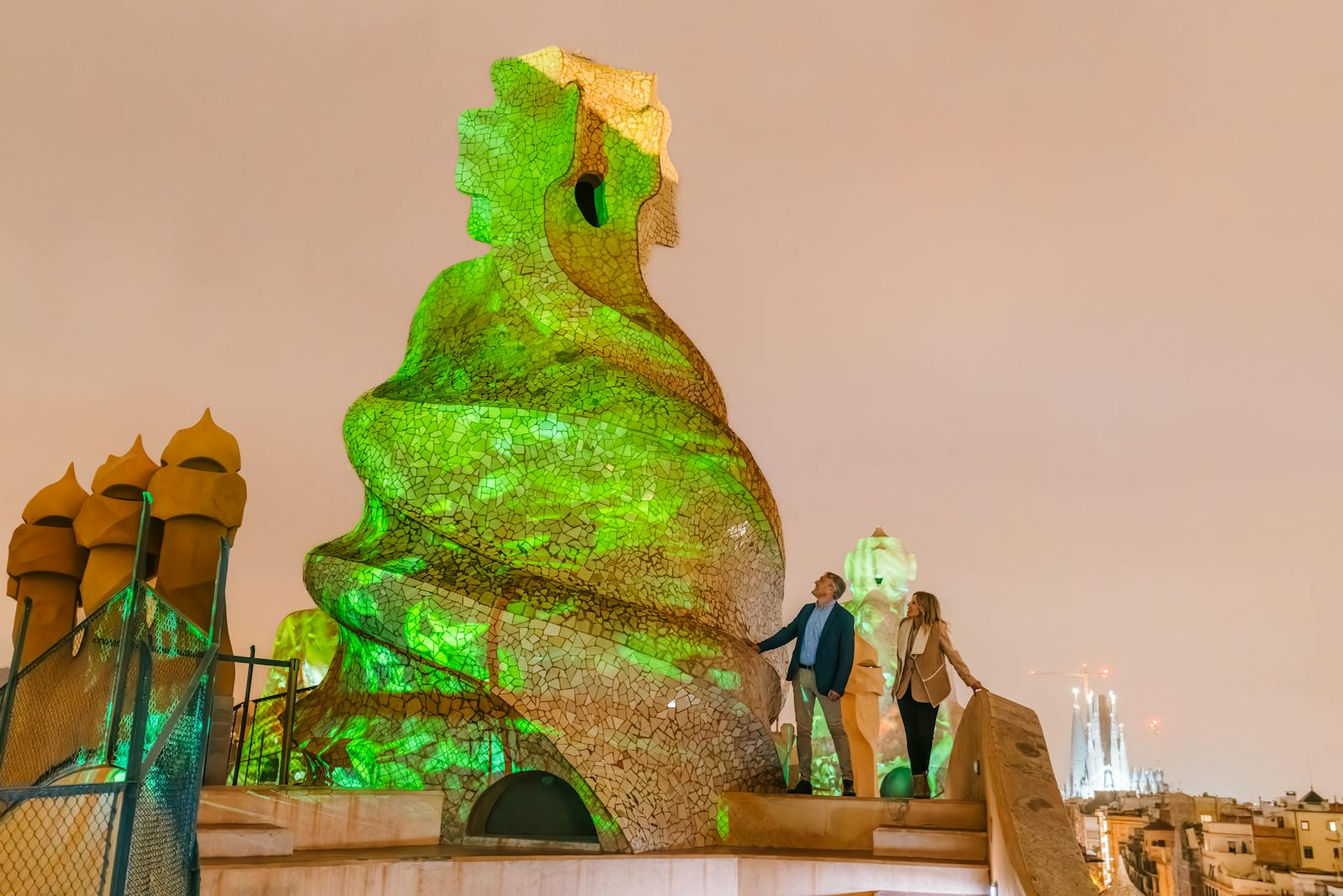 Nattsyn av de grønne skulpturene til Casa Milà - La Pedrera