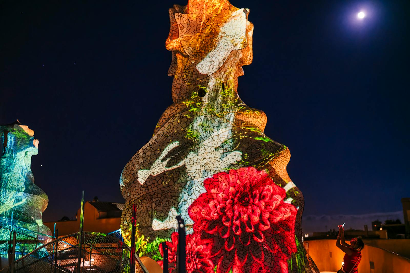 Nattsyn av skorsteinene til Casa Milà - La Pedrera