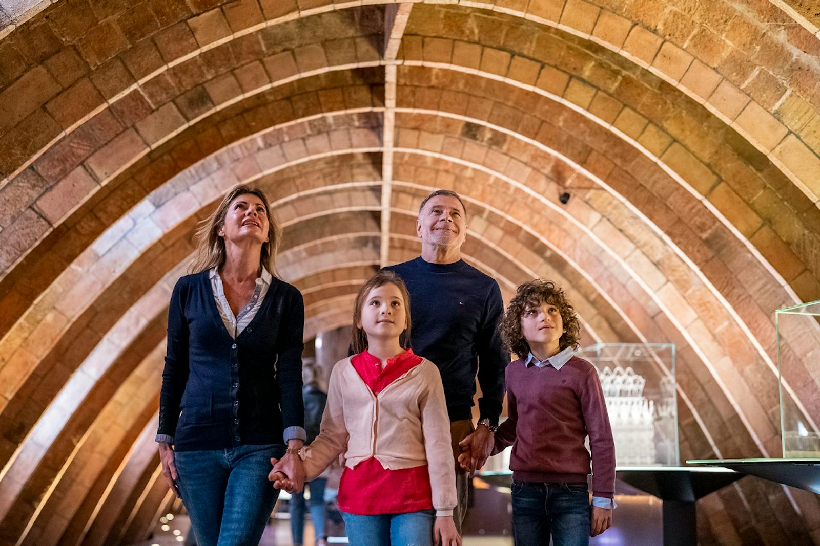 Rodzina podziwiająca sklepienia Casa Milà - La Pedrera