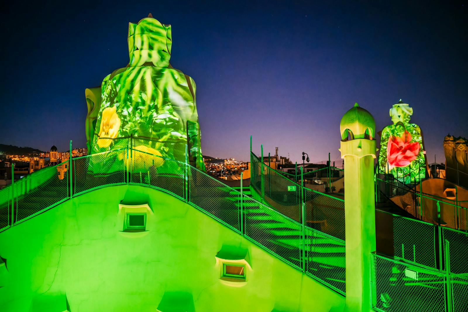 Nocny widok Casa Milà - La Pedrera oświetlonej na zielono