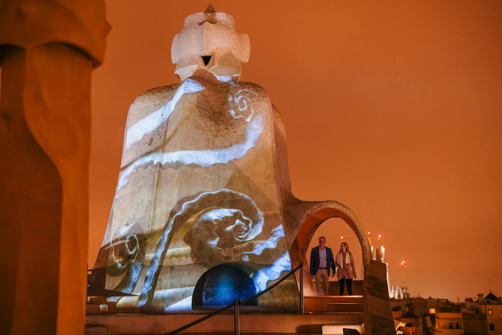 Nocny widok kominów Casa Milà - La Pedrera