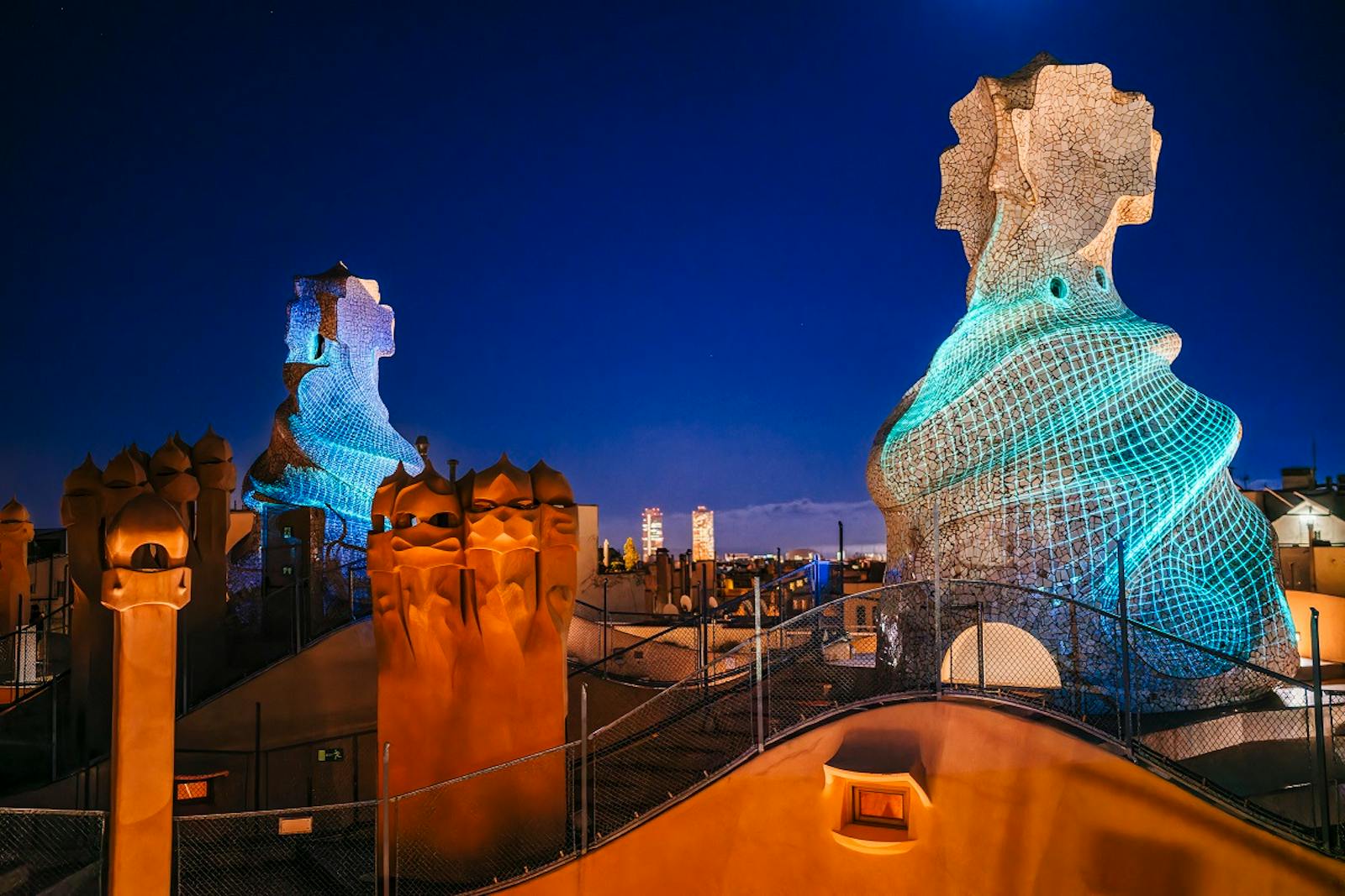 Nocny widok rzeźbiarskich kominów Casa Milà - La Pedrera