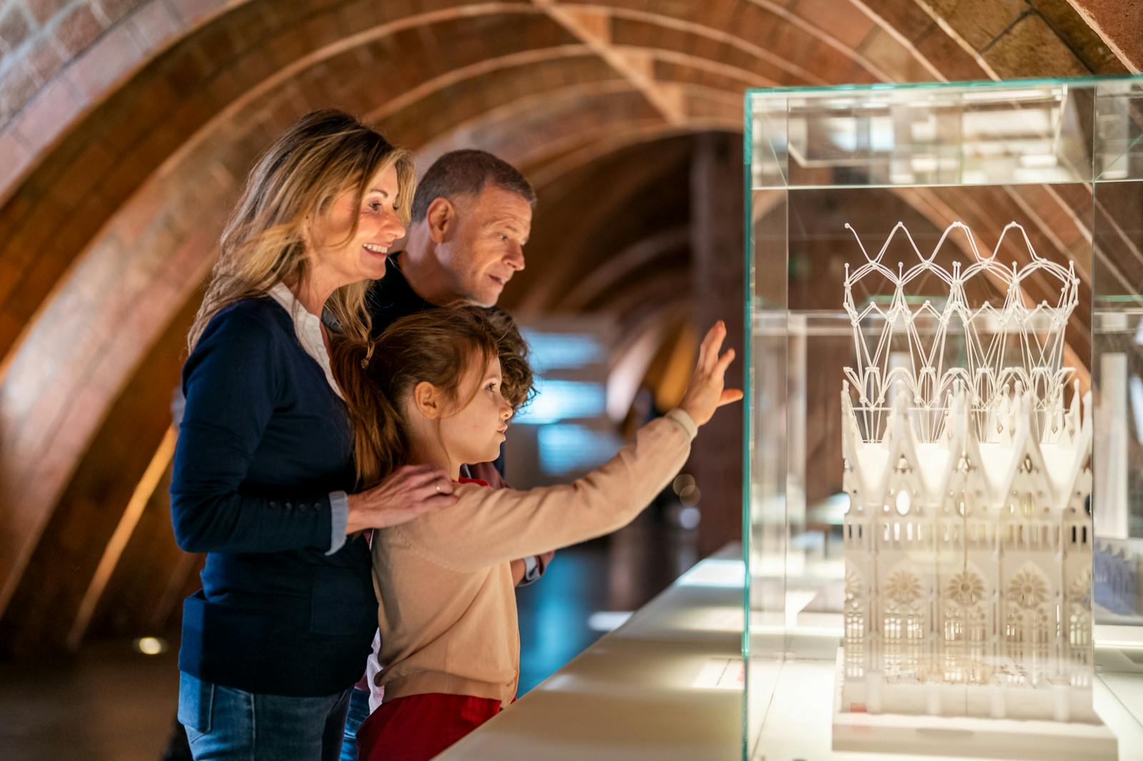 Rodzina podziwiająca model architektoniczny Casa Milà - La Pedrera