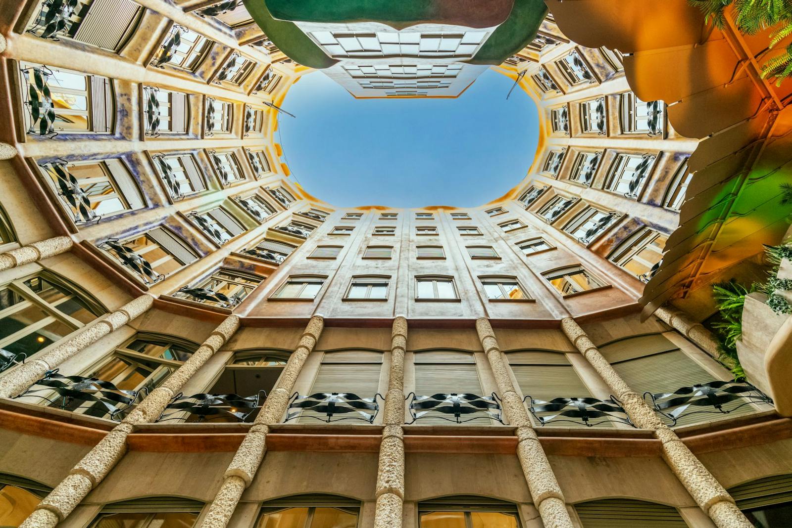 Widok z góry na wewnętrzny dziedziniec Casa Milà - La Pedrera
