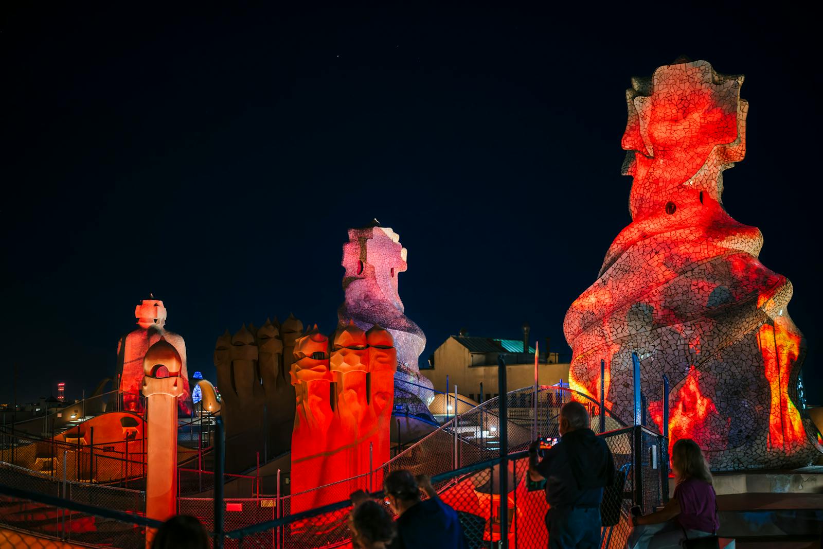 Vedere nocturnă a coșurilor de fum iluminate ale Casei Milà - La Pedrera