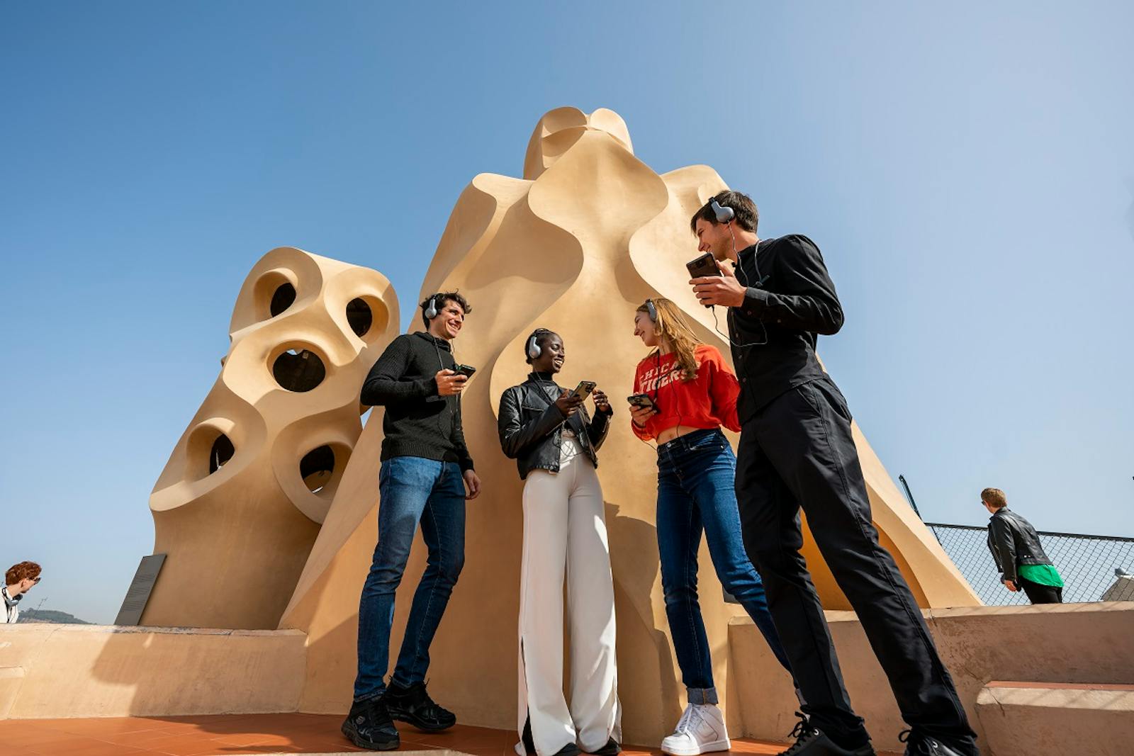 在米拉之家 - La Pedrera 前戴耳机的年轻游客