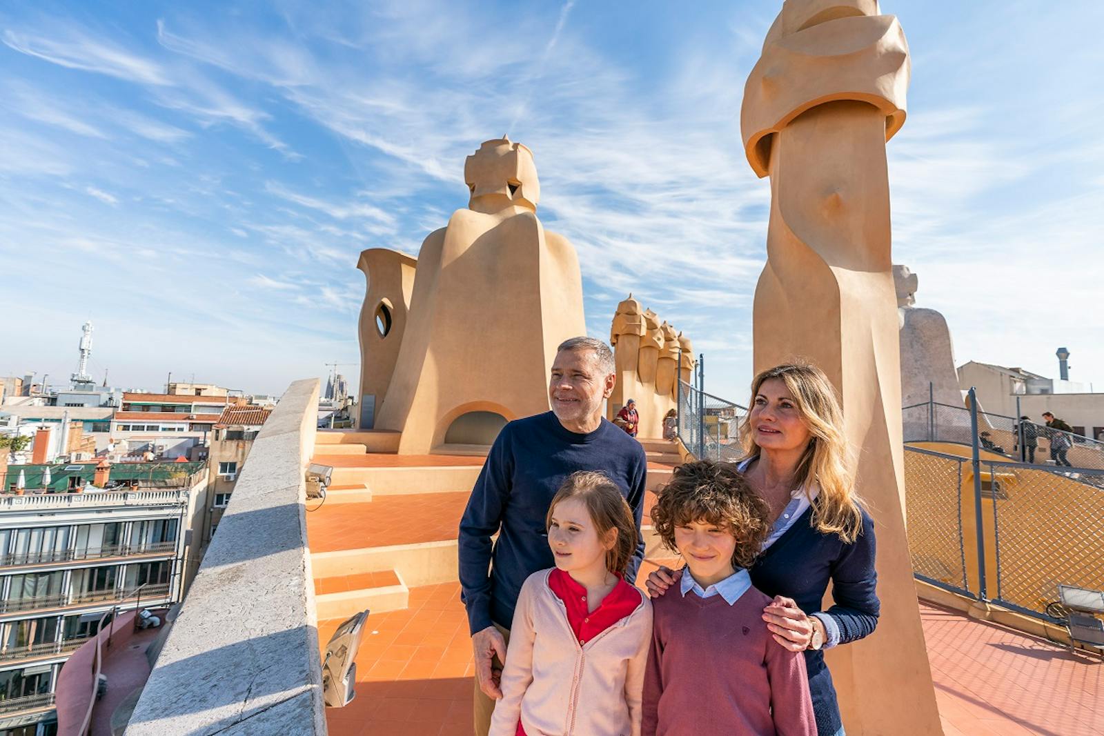 在米拉之家 - La Pedrera 烟囱前微笑的一家人