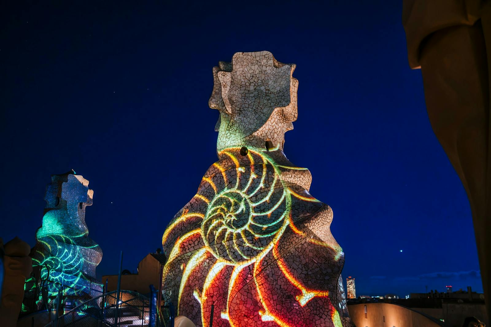 米拉之家（La Pedrera）烟囱夜景